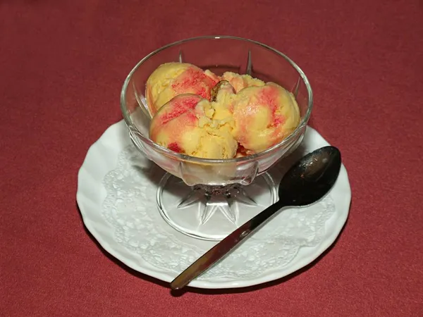 ラトビア 2021 テーブルの上の皿の上に果物とアイスクリーム — ストック写真