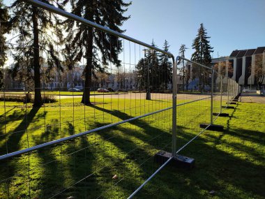 Letonya, Riga, 12.11.2021. Riga 'nın merkezindeki Esplanade Meydanı' nın etrafındaki Avrupa şantiyesi. Yaya bölgesinin yeniden inşası.