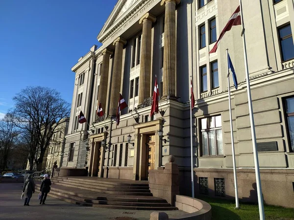 ラトビア 2021 ラトビア外務省 ラトビアの国旗と欧州連合 を持つリガのラトビア外務省の建物 — ストック写真