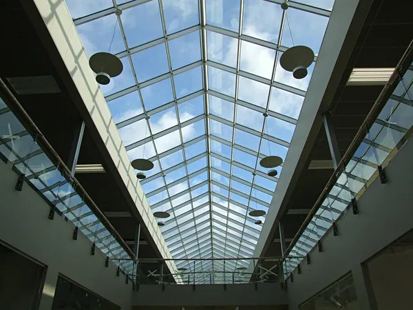 Latvia Riga 2021 里加新办公楼透明玻璃屋顶 — 图库照片