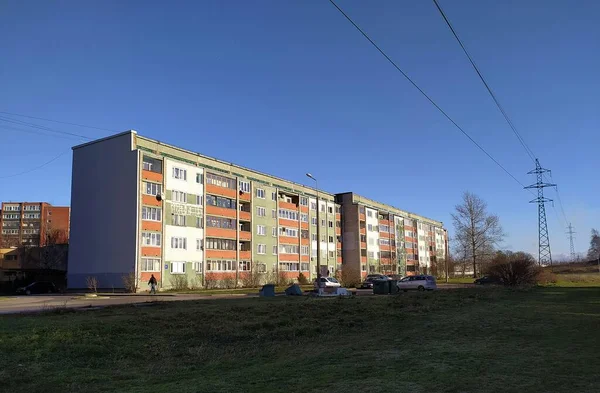 Latvia Riga 2021 二级住房市场 一个苏联在里加建造的小区 欧洲风格的翻新后 这些建筑继续为人民服务 — 图库照片