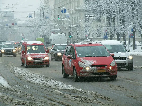 Латвия Рига 2019 Снегопад Улицах Риги Городской Транспорт Сложен — стоковое фото