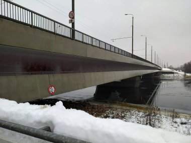 Letonya, Riga, 12.12.2021. Yol köprüsü.