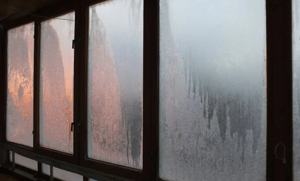 ラトビア 2021 凍結した窓の上に太陽 凍った窓に沈む太陽の光 — ストック写真