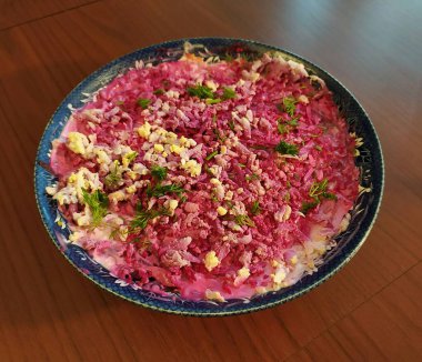 Letonya, Riga, 04.01.2022. Kürk manto altında ringa balığı. Yeni yıl salatası..