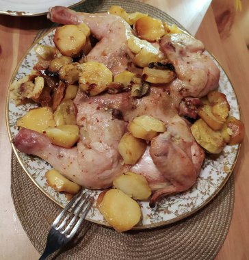 Letonya, Riga, 17.01.2022. Patates ve elmalı fırında tavuk..