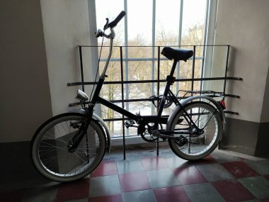 Letonya, Riga, 26.01.2022. Bir apartmanın merdiven boşluğunda bisiklet..