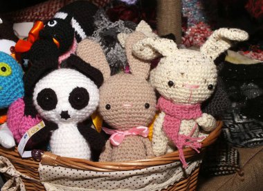 Letonya, Riga, 31.01.2019. Esnafların sergi ve satışında bez bebekler..