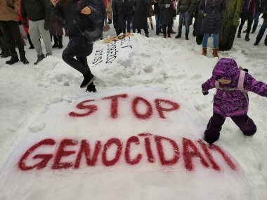 Letonya, Riga, 07.02.2022. Riga 'nın merkezinde protesto eylemleri. Letonya vatandaşları Covi 'nin lağvedilmesini talep ediyor