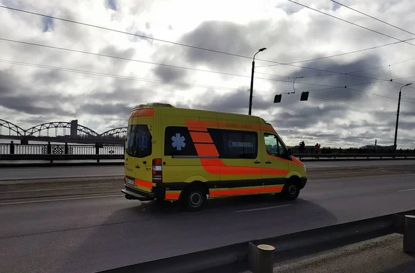Lettonie Riga 2022 Une Ambulance Sur Pont Pierre Riga — Photo