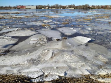 Letonya, Riga, 28.02.2022. Riga 'nın Bolderaya bölgesindeki Bullupe Nehri' nde buzlar sürükleniyor..