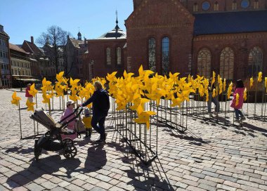 Letonya, Riga, 21.04.2022. Ukrayna bayrağının çizgilerinden birinin renginde Domskaya Meydanı.