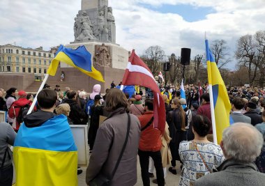 Letonya, Riga, 25.04.2022. Riga 'daki Özgürlük Anıtı yakınlarındaki Ukrayna' yı desteklemek için toplanın..