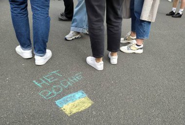 Letonya, Riga, 25.04.2022. Riga 'daki Özgürlük Anıtı yakınlarındaki Ukrayna' yı desteklemek için toplanın..