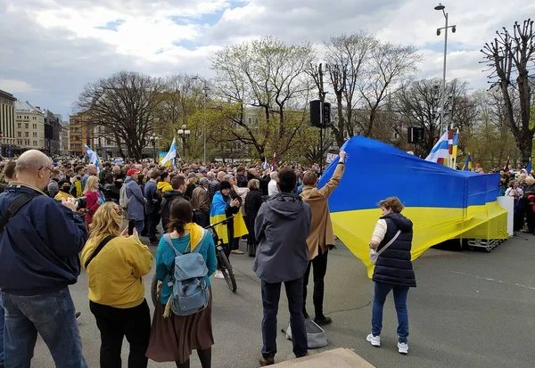 Letonya, Riga, 25.04.2022. Riga 'daki Özgürlük Anıtı yakınlarındaki Ukrayna' yı desteklemek için toplanın..