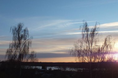 Letonya, Riga, 27.04.2022. Riga 'nın Bolderaja bölgesinde günbatımı.
