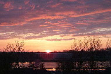 Letonya, Riga, 27.04.2022. Riga 'nın Bolderaja bölgesinde günbatımı.