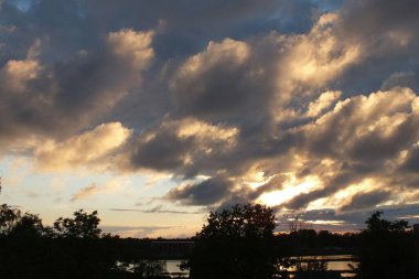 Letonya, Riga, 30.05.2022. Riga 'nın Bolderaja bölgesindeki bir doğa parkında gün batımı.