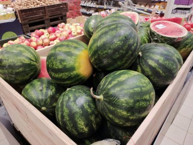 Riga süpermarketinde karpuzlar.