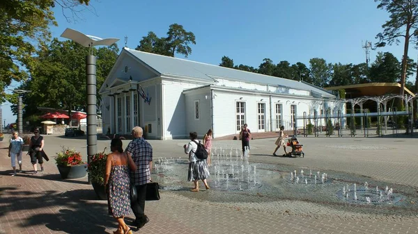 Letonia Jurmala Residentes Invitados Ciudad Turística Jurmala Cerca Popular Sala — Foto de Stock