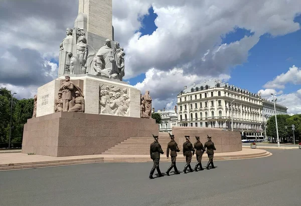 Lettonia Riga Guardia Onore Presso Monumento Alla Libertà — Foto Stock