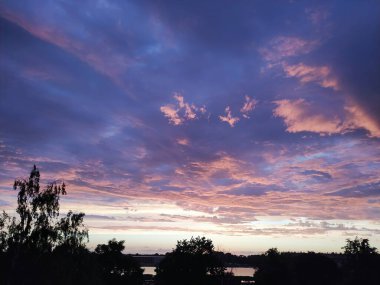 Riga 'nın Bolderaja bölgesinde günbatımı.
