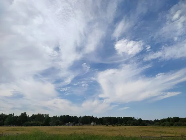 Λετονία Σύννεφα Πάνω Από Ένα Χωράφι Στην Περιοχή Daugavgriva Του — Φωτογραφία Αρχείου