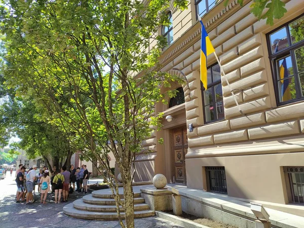 Latvia Riga Ukrainian Symbols Capital Latvia Group Foreign Tourists Latvian — Fotografia de Stock