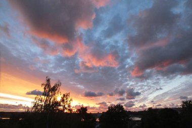 Letonya, Riga. Riga 'nın Bolderaja bölgesinde günbatımı.