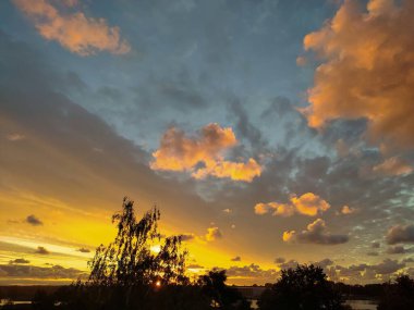 Letonya, Riga. Riga 'nın Bolderaja bölgesinde günbatımı.