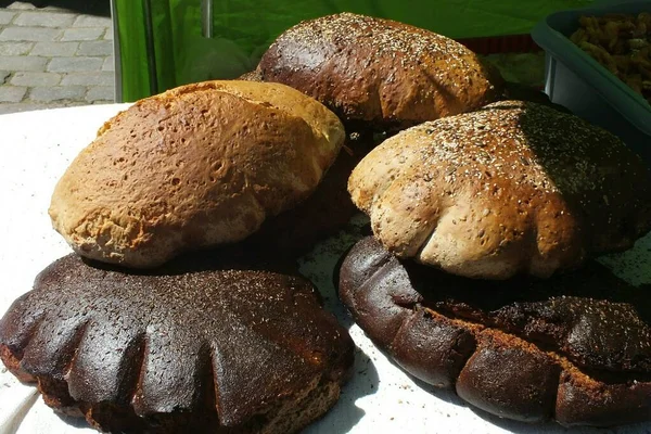 Χωριάτικο Χειροποίητο Ψωμί Στον Πάγκο Στη Ρίγα Εικόνα Αρχείου