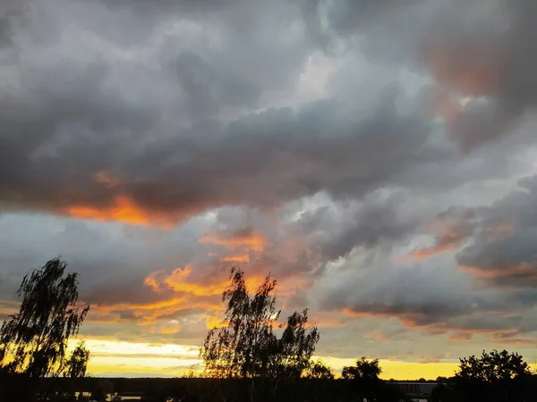 在里加Bolderaja自然公园雨云的背景下 夕阳西下 — 图库照片