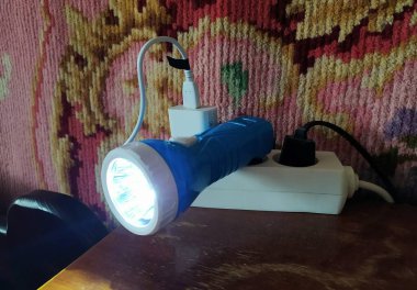 Aküde elektrik feneri, prizler ve akıllı telefonlar için şarj aleti..