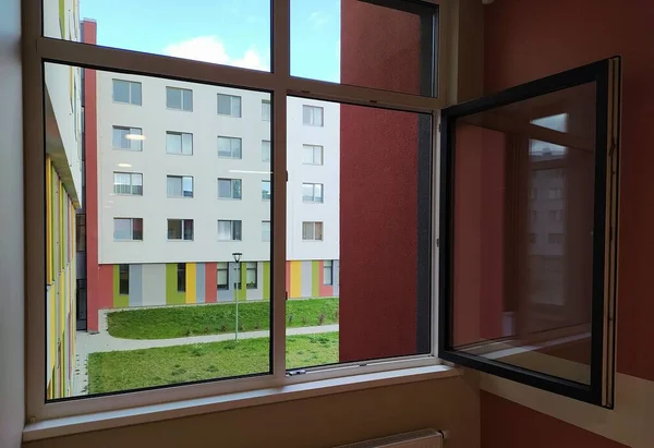 Ett Öppet Fönster Det Nya Hälsocentret Rigas Mikrodistrikt Bolderaja — Stockfoto