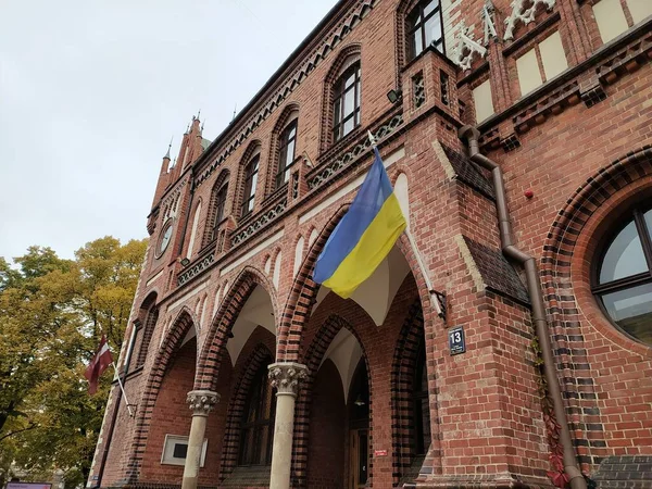 Bendera Ukraina Pada Bangunan Bersejarah Akademi Seni Latvia Riga — Stok Foto