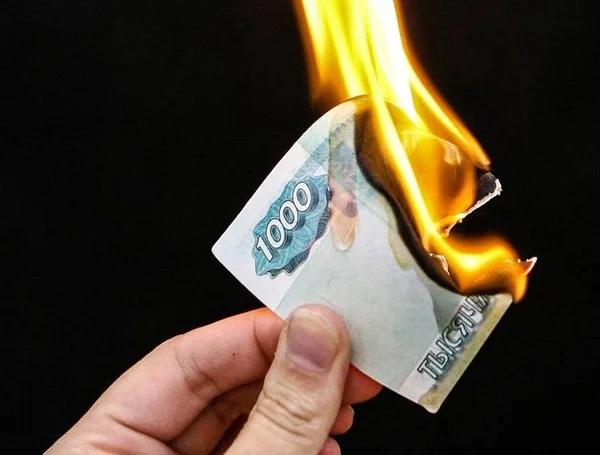 Деньги Огне — стоковое фото
