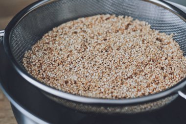 Metal süzgeçteki kinoa