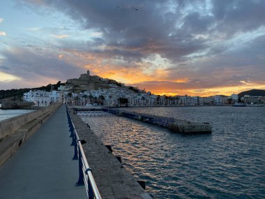 Dalt Vila 'da gün batımı, İbiza' nın güçlendirilmiş eski kasabası.