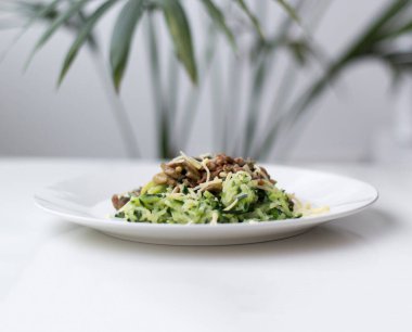 Mantarlı ve peynirli kabaklı makarna.