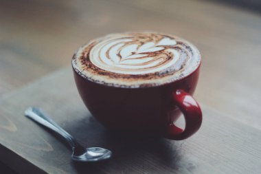 Kırmızı bardakta kapuçino kahvesi.