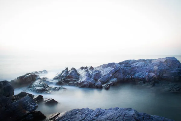 Zeelandschap Met Rotsen Mist — Stockfoto