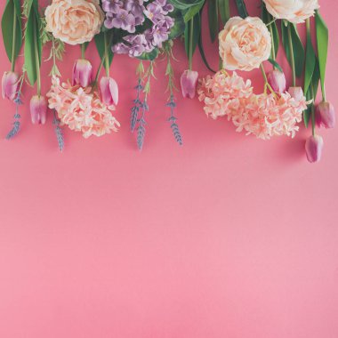 Pastel pembe arka planda çiçek aranjmanı ve fotokopi alanı. Dümdüz bir estetik. Bahar ve doğa görsel kavramı.