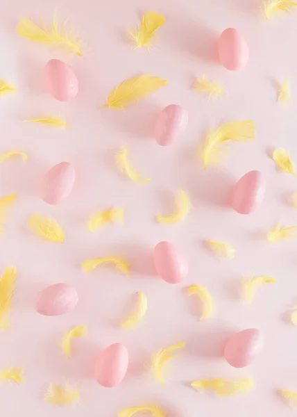 Мягкое Расположение Желтых Перьев Розовых Яиц Пастельном Фоне Творческая Пасха — стоковое фото