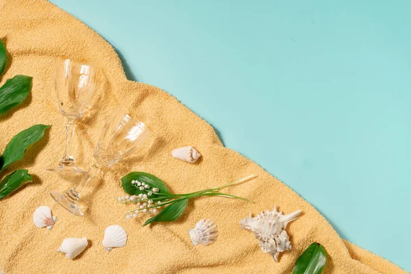 Summer Arrangement Made Beach Towel Wine Glasses Seashells Flowers Bright — стоковое фото