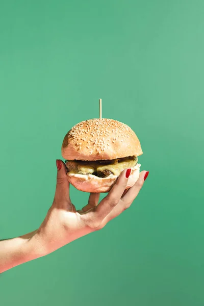 Modern Scene Womans Hand Holding Burger Green Background Minimal Composition — Stock Photo, Image