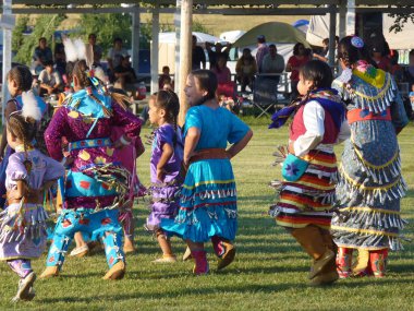 Genç Yerli dansları kostüm içinde toplantı festivaline katılıyor..