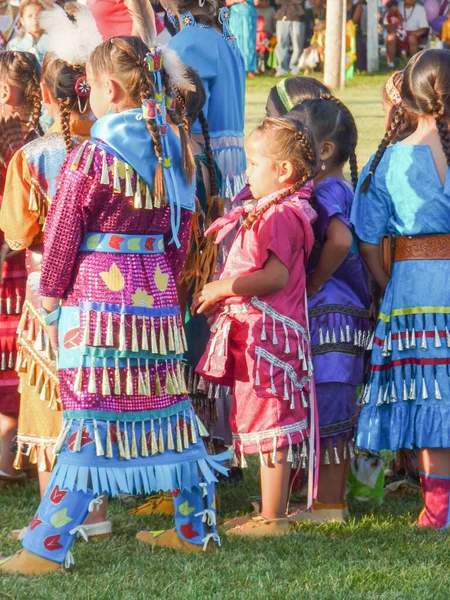 Jóvenes Bailes Nativos Americanos Que Participan Festival Pow Wow Disfrazados —  Fotos de Stock