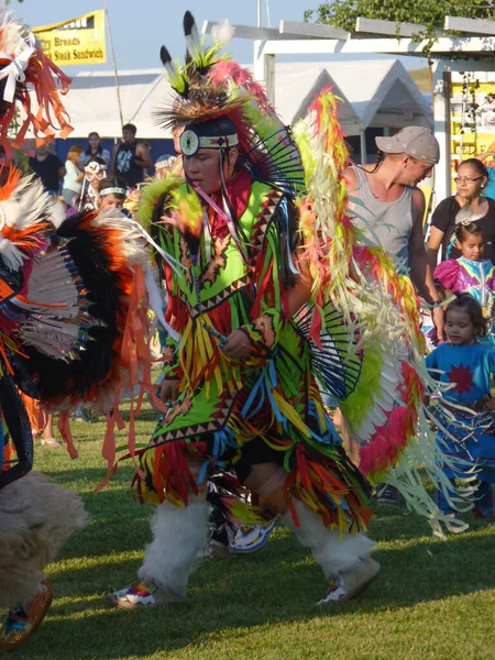 衣装に身を包んだアメリカ先住民の踊り — ストック写真