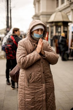 Lviv, Ukrayna, 2022: Lviv 'deki tren istasyonunun yakınındaki mülteci yaşlı kadın 