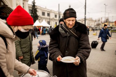 Lviv, Ukrayna, 2022: Ukraynalı göçmenlere mülteci merkezinde yemek hizmeti veren gönüllüler, Rus çatışma konsepti.